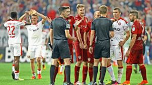 Die Schiedsrichter stehen im Mittelpunkt vieler Debatten. Hier diskutieren Spieler des VfB Stuttgart und von Fortuna Düsseldorf mit Benjamin Cortus. Foto: Baumann