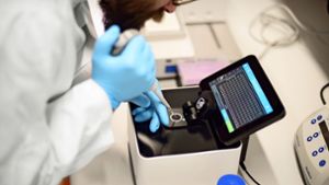 Im Labor von Eisbach Bio wird an einem Wirkstoff gearbeitet, der das Coronavirus daran hindert, sich im Körper auszubreiten. Foto: Eisbach Bio GmbH