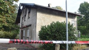 Am 15. April 2015 ging dieses Haus in Remchingen in Flammen auf Foto: dpa