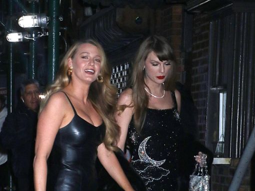 Geburtstagskind Taylor Swift (r.) kam Hand in Hand mit ihrer guten Freundin Blake Lively am New Yorker Nachtclub The Box an. Foto: IMAGO/MediaPunch