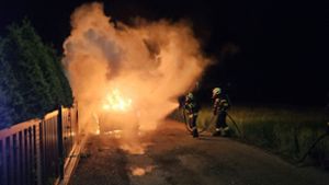 Das Auto eines Mitglieds der Zeugen Jehovas in der Gemeinde Premstätten im südlichen Bundesland Steiermark steht in Flammen. Foto: Christian Glauninger/FF ZETTLING/dpa