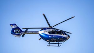 Mit Hilfe eines Hubschraubers hat  die Polizei den Verdächtigen gesucht. (Symbolbild) Foto: IMAGO/Jochen Tack