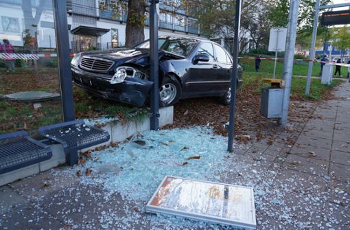 Am Stuttgarter Kelterplatz krachte der flüchtige Fahrer mit seinem Wagen in ein Wartehäuschen. Foto: Andreas Rosar Fotoagentur-Stuttgart