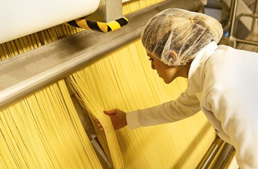 Prüfender Blick: Im italienischen Foggia produziert Barilla  Pasta.  Barilla ist eine  weltweit bekannte Marke, das Unternehmen ist auch eines der Aushängeschilder der italienischen Familienbetriebe. Foto: Getty Images