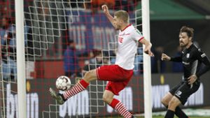Er kann einfach nicht anders: Ex-VfB-Stürmer Simon Terodde trifft zum 3:0 für den 1. FC Köln. Foto: Bongarts