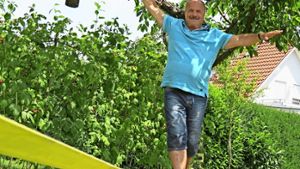 Bernhard Nanz  findet seine Balance in seinem Garten. Foto: Sägesser