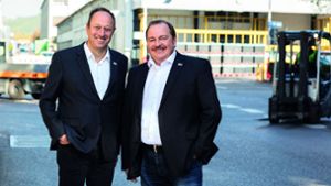 Stabwechsel im Betriebsrat Untertürkheim: Michael Häberle (rechts) folgt auf Wolfgang Nieke (links). Foto: Daimler