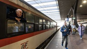 Ein Passagier an Bord des neuen Nachtzuges, der zwischen Berlin, Amsterdam und Brüssel verkehrt, schaut aus einem Zugfenster. Foto: Eva Plevier/ANP/dpa