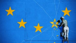 Eigentlich richtet sich das Wandbild des Künstlers Bansky auf einer Fassade im britischen Dover gegen den Brexit. Jedoch dürfte es auch viele deutsche Handwerker ansprechen, die sich bei ihrer Arbeit im EU-Ausland vermehrt einer ausufernden Bürokratie ausgesetzt sehen – trotz aller Brüsseler Bekenntnisse zum freien Personenverkehr. Foto: dpa/Matt Dunham