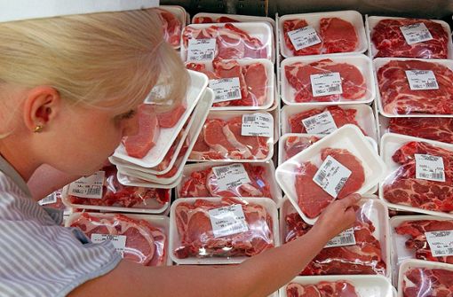 Fleisch wird   im Supermarkt häufig zu billig angeboten Foto: dpa/Soeren Stache