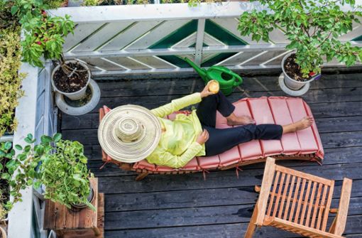 Sonnensegel, Palmenkübel, ein Liegestuhl und ein Grill: Wer einen Balkon hat, kann sich dort im Sommer fast wie im Urlaub fühlen. Doch für Mieter und  Wohnungseigentümer gibt es auch auf Balkonien Grenzen der Entfaltung. Foto: Adobe Photo Stock