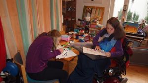 Die Schwestern Elena und Johanna Bauersachs zeichnen  gern in ihrer Freizeit. Johanna ist auf den Rollstuhl angewiesen. Foto: Cedric  Rehman
