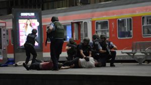 Die Polizei probt den Ernstfall: Bei der Anti-Terror-Übung am Stuttgarter Hauptbahnhof werden verschiedene Szenarien täuschend echt nachgespielt. Foto: 7aktuell.de/Oskar Eyb