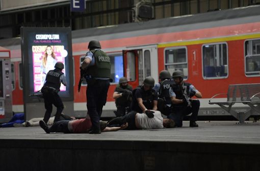 Die Polizei probt den Ernstfall: Bei der Anti-Terror-Übung am Stuttgarter Hauptbahnhof werden verschiedene Szenarien täuschend echt nachgespielt. Foto: 7aktuell.de/Oskar Eyb