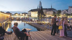 Abends wird das Züricher Frauenbad zur Barfußbar – dann haben auch Männer Zutritt. Foto: Zürich Tourismus