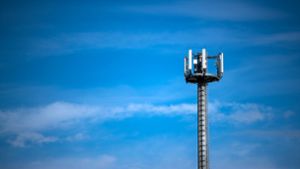Ein Mast mit verschiedenen Antennen von Mobilfunkanbietern in Mecklenburg-Vorpommern. Foto: dpa/Jens Büttner