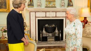 Theresa May bei der Queen im Buckingham Palace Foto: AFP