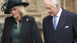 Königin Camilla und König Charles III. ehren die verstorbene Queen an ihrem 98. Geburtstag. Foto: Backgrid/Action Press
