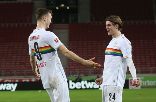 Sasa Kalajdzic (links) und Borna Sosa bejubeln das 1:0 des VfB Stuttgart. Foto: Pressefoto Baumann/Alexander Keppler