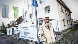Uzbee Mohideen vor dem Haus in Weilimdorf, in dem er seit 17 Jahren lebt – und das er jetzt schnellstmöglich räumen soll. Foto: Lichtgut/Julian Rettig
