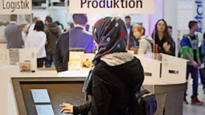 Eine Frau mit Kopftuch beim Besuch einer Bildungs- und Jobmesse in Halle Foto: dpa
