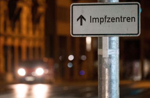 Ein Schild weist in der Stuttgarter Innenstadt den Weg zu den Impfzentren. Foto: dpa/Marijan Murat