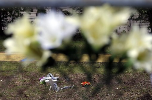 Menschen haben Blumen an der Stelle abgelegt, wo Walter Scott ums Leben kam. Foto: EPA