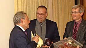 Joachim Gädeke (links) und Stefan Hermann (rechts) schenkten Thomas Kiwitt Produkte von den Fildern. Foto: Otto-H. Häusser