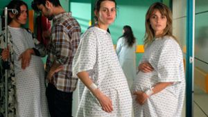 Der Eröffnungsfilm „Madres paralelas“ von Pedro Almodóvar  zeigt das Leben zweier  schwangerer Frauen, gespielt von Penélope Cruz (rechts)  und Milena Smit Foto: Labiennale