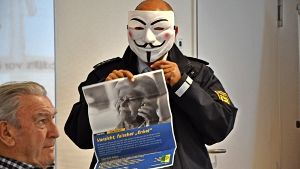 Der Präventionsbeamte Werner Mast veranschaulicht per Maske: Trickbetrüger zeigen  nicht ihr wahres Gesicht. Foto: Georg Linsenmann