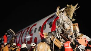 Das Flugzeug ist am Flughafen von Istanbul von der Rollbahn geschlittert und in Stücke zerbrochen. Foto: dpa/Can Erok