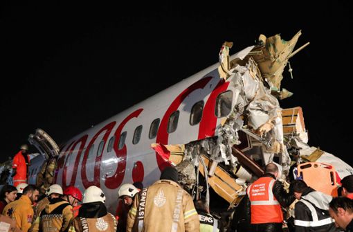 Das Flugzeug ist am Flughafen von Istanbul von der Rollbahn geschlittert und in Stücke zerbrochen. Foto: dpa/Can Erok