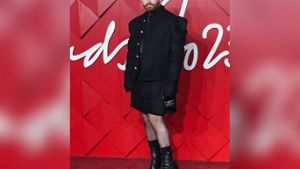 Sam Smith überrascht bei den British Fashion Awards 2023 im Rock. Foto: imago/ABACAPRESS