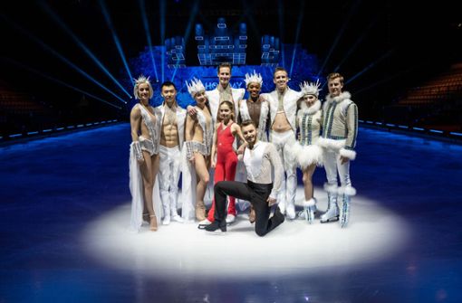 Nachwuchstalent Sasha Tandogan und Profi Joti Polizoakis (vorn Mitte) als Gäste bei Holiday on Ice Foto: Lichtgut/Rettig