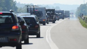 Ein gewohntes Bild während der Sommerferien:  Der Verkehr staut sich auf den  Autobahnen – wie hier auf der  A8 bei Holzkirchen in Bayern. Foto:  