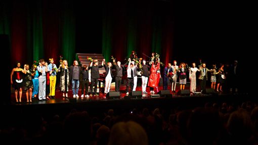 „Jingle Bells“ zum Abschied: alle Mitwirkenden des Abends auf der Bühne im Theaterhaus Foto: Lichtgut/Max Kovalenko