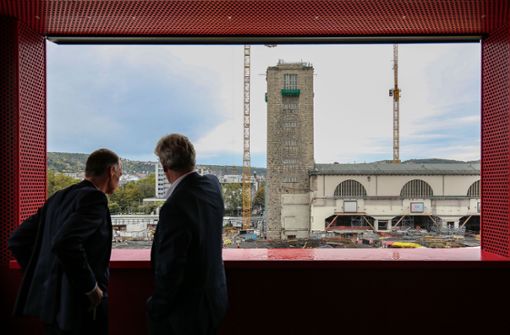 Bahninfrastrukturvorstand Berthold Huber (links) und Regionalpräsident Thomas Bopp verschaffen sich einen Überblick über die S-21-Baustelle. Foto: Lichtgut//Leif Piechowski