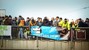 Bei der Anti-Fahrverbots-Demo mit 700 Teilnehmern am Samstag baten die Veranstalter darum, das AfD-Logo auf Transparenten abzukleben (Bild unten). Foto: Lichtgut/Julian Rettig