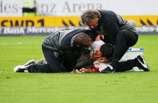 Christian Gentner musste in der 84.Minute nach einem Schlag mit dem Knie von Wolfsburg-Keeper Koen Casteels den Platz verletzt verlassen. Foto: Pressefoto Baumann