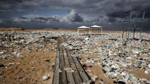 Plastikmüll liegt an einem Strand des Distrikts Keserwan nördlich der libanesischen Hauptstadt Beirut. Der Müll wurde durch starke Winde hier angeschwemmt. Foto: Marwan Naamani/dpa