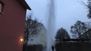 Haushoch schießt das Wasser in der Fasanenhofstraße nach oben – Foto: 7aktuell.de/Oskar Eyb