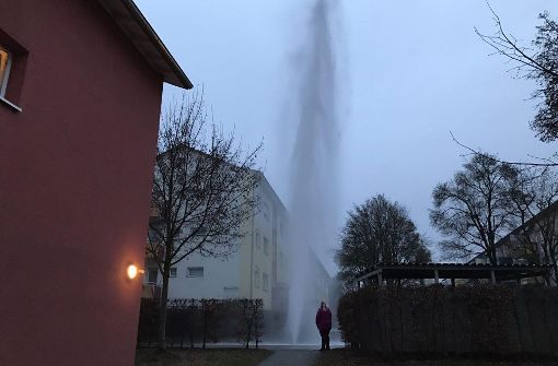Haushoch schießt das Wasser in der Fasanenhofstraße nach oben – Foto: 7aktuell.de/Oskar Eyb
