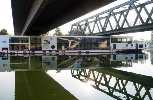 Warum das Hotelschiff in Erlangen gegen eine Brücke gekracht ist, ist noch unklar. Foto: dpa