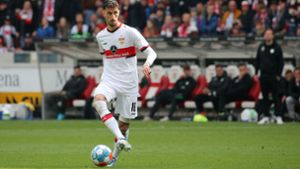 Wann Atakan Karazor wieder für den VfB Stuttgart am Ball sein kann, ist völlig offen. Foto: Baumann/Julia Rahn