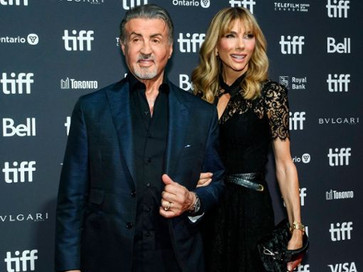 Sylvester Stallone und Jennifer Flavin strahlen Arm in Arm in Toronto. Foto: imago/ZUMA Press