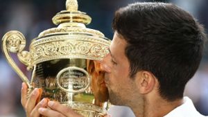 Siegerkuss: Novak Djokovic mit der Wimbledon-Trophäe 2019. Foto: imago/Shutterstock