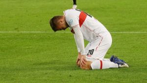 Geknickt: Der VfB-Spieler Philipp Förster sinkt nach dem Pokal-Aus enttäuscht auf den Rasen. Foto: Baumann