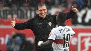 VfB-Coach Hannes Wolf freut sich mit Chadrac Akolo über dessen Treffer. Foto: dpa