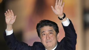 Japanische Wähler bestätigen in ersten Trends Shinzo Abes Koalition. Foto: AP