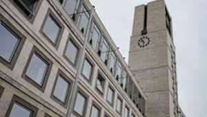 Die Stadtverwaltung – hier das Stuttgarter Rathaus – stockt ihre Mitarbeiterzahl in einem bisher nicht gekannten Ausmaß auf. Foto: Lichtgut/Leif Piechowski